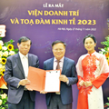 PGS.TS Bùi Tất Thắng, Phó Chủ tịch Hội VASEAN trao quyết định thành lập Viện Doanh Trí.