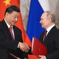 Chủ tịch Trung Quốc Tập Cận Bình bắt tay Tổng thống Nga Vladimir Putin trong buổi lễ ký kết sau cuộc hội đàm, ngày 21/3. Ảnh: AP