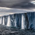 Thác nước trên khối băng Nordaustlandet ở Svalbard, Na Uy, năm 2014. Ảnh: Paul Nicklen
