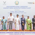Thủ hiến bang Tamil Nadu, ông M.K. Stalin, Tổng giám đốc VinFast Ấn Độ, ông Phạm Sanh Châu và các quan chức bang Tamil Nadu thực hiện lễ động thổ nhà máy VinFast.