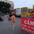 Hà Nội: Bất chấp biển cấm, nhiều xe máy vẫn đi lên cầu vượt Mai Dịch