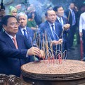 Thủ tướng Phạm Minh Chính dâng hương tưởng niệm các Vua Hùng. Ảnh: VGP