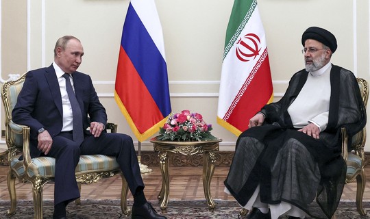 Tổng thống Nga Vladimir Putin (trái) và Tổng thống Iran Ebrahim Raisi (phải) tại cung điện Saadabad, Tehran, Iran, ngày 19/7/2022. Ảnh: AP
