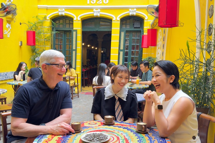 CEO Apple Tim Cook thưởng thức món cà phê trứng và hạt hướng dương cùng hai mẹ con ca sỹ Mỹ Linh và Mỹ Anh tại một quán cà phê ở Hà Nội.