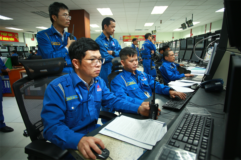 Kỹ sư vận hành phòng điều khiển trung tâm NMLD Dung Quất. Nguồn: BSR.