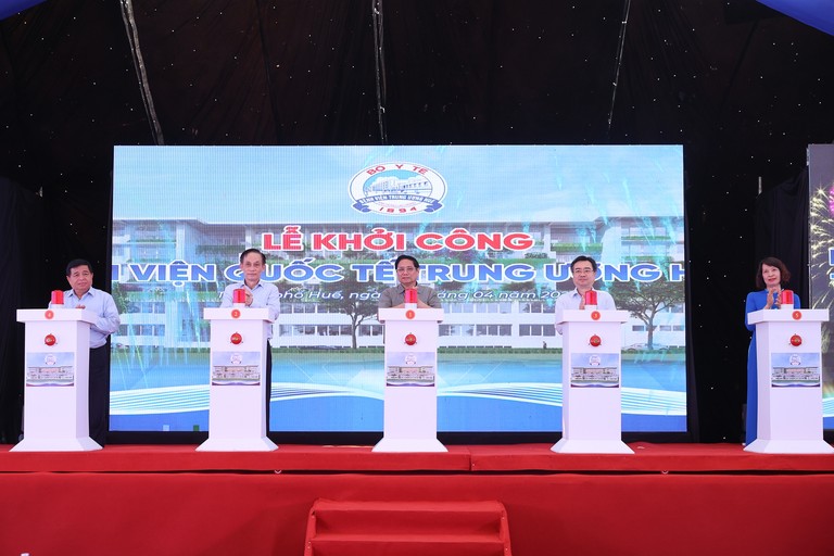 Thủ tướng Phạm Minh Chính và các đại biểu bấm nút khởi công Bệnh viện Quốc tế giai đoạn 2 thuộc Bệnh viện Trung ương Huế. Ảnh: VGP.