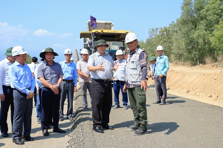 Thủ tướng thị sát dự án cao tốc Vân Phong - Nha Trang. Ản: VGP.