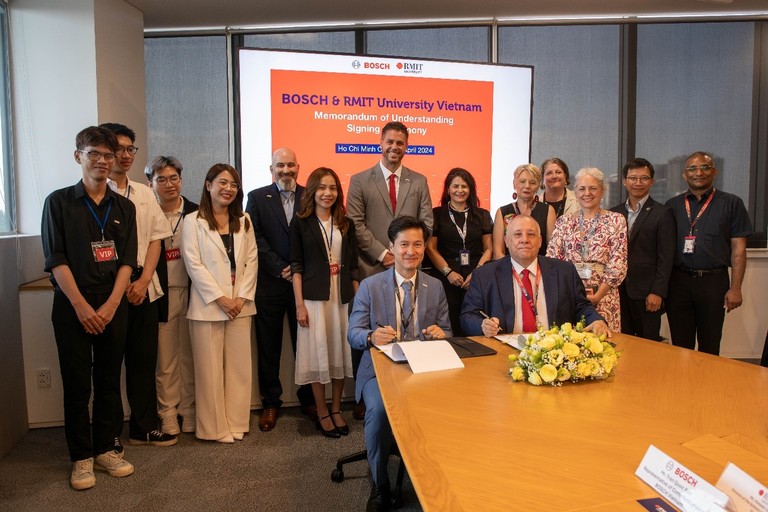 Đại diện Bosch Việt Nam và đại học RMIT ký thỏa thuận hợp tác nhằm thúc đẩy phát triển tài năng trẻ cho đất nước. Ảnh: Bosch Vietnam