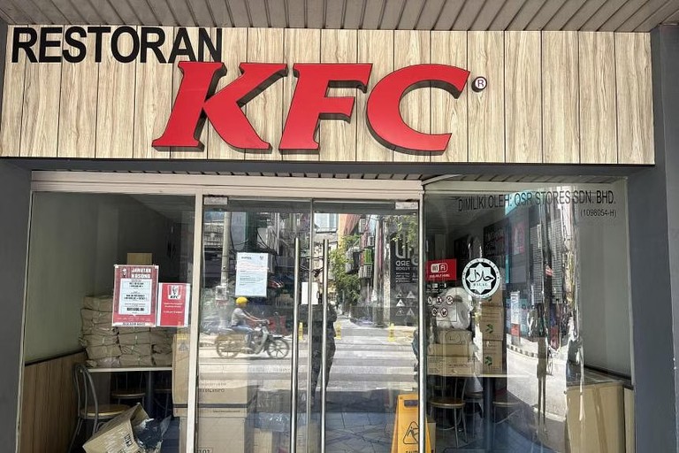Một cửa hàng KFC đóng cửa tạm thời tại Jalan Sultan, Kuala Lumpur, Malaysia. Ảnh: Straits Times