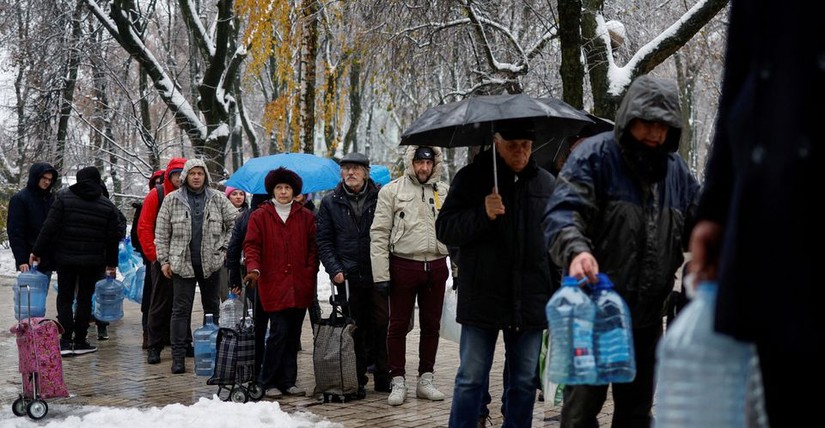 Người dân tại một khu vực ở Kiev xếp hàng để tích trữ nước uống sau khi cơ sở hạ tầng dân sự quan trọng bị tập kích. Ảnh: Reuters
