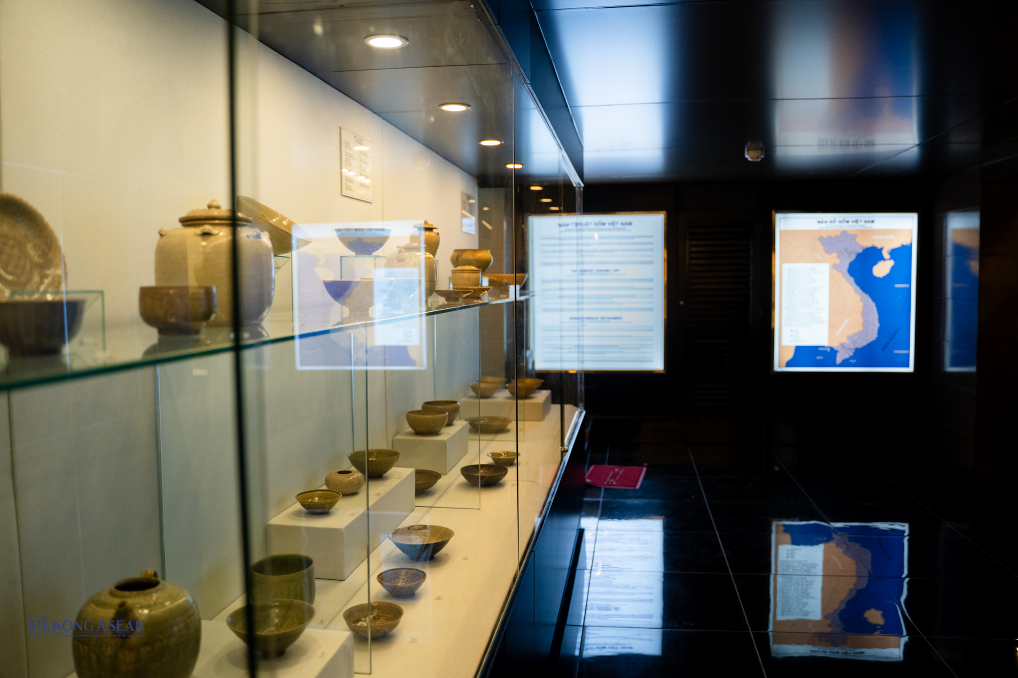 Gốm Việt Nam có bề dày trên dưới 10.000 năm lịch sử. Cách đây 4000-5000 năm, người xưa đã biết dùng bàn xoay (mặc dù bàn xoay thời đó hết sức thô sơ) song song với nặn gốm bằng tay để chế tác những đồ gốm thô không men.