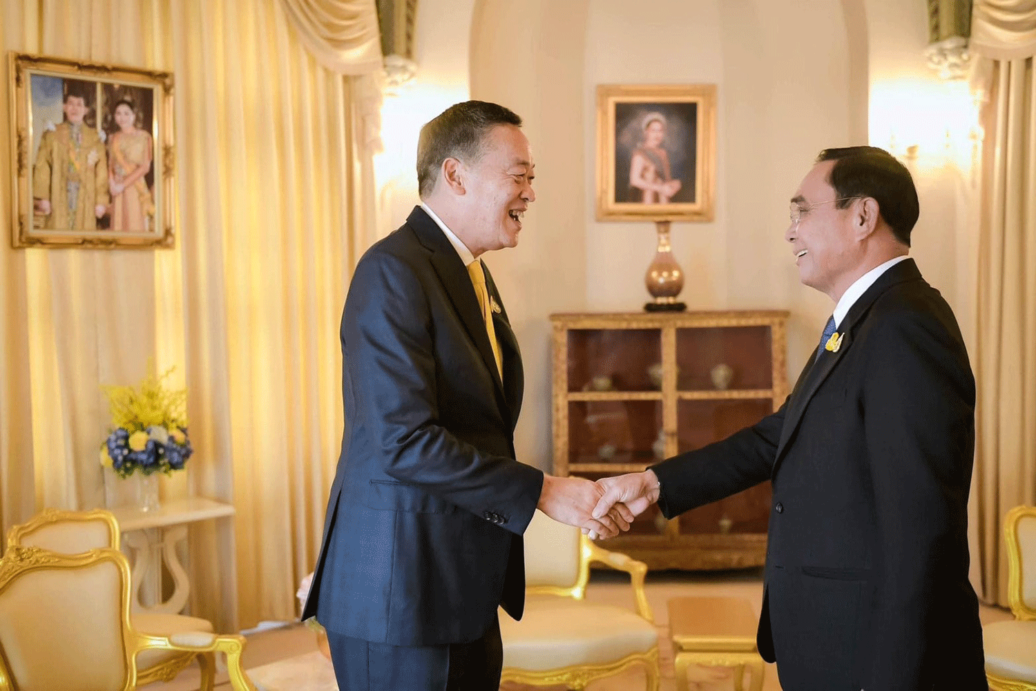 Tân Thủ tướng Thái Lan Srettha Thavisin và Thủ tướng sắp mãn nhiệm Prayuth Chan-o-cha, ngày 24/8. Ảnh: Chính phủ Thái Lan