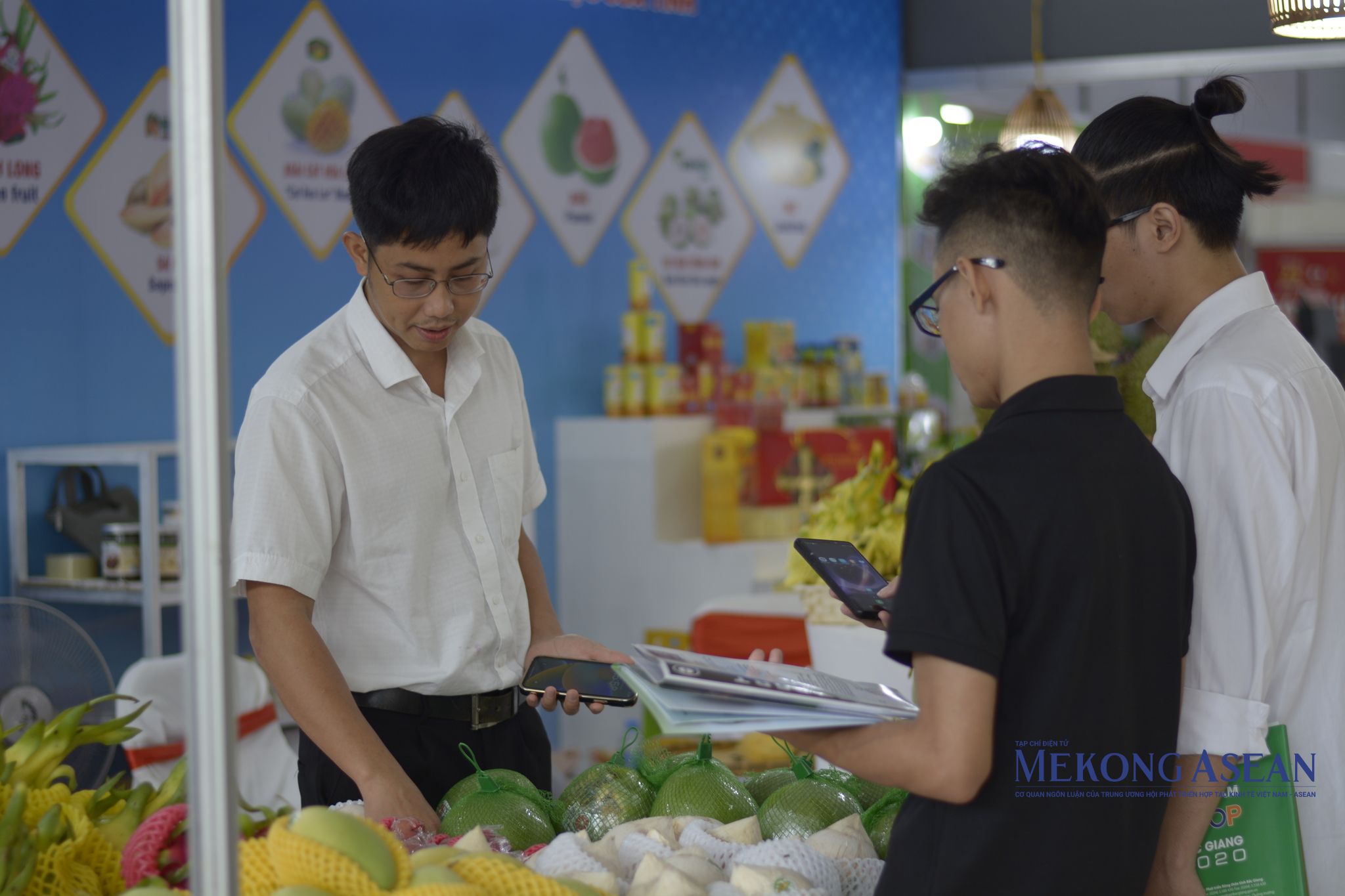 Một doanh nghiệp đang tìm hiểu về trái cây của tỉnh Tiền Giang tại hội chợ. Ảnh: Lê Hồng Nhung