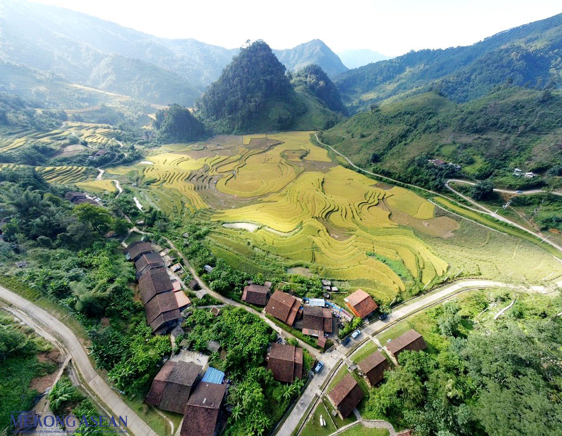 Toàn cảnh thung lũng Hoài Khao nằm ở độ cao gần 1.000 m so với mực nước biển thuộc xã Quang Thành, cách thị trấn Nguyên Bình, huyện Nguyên Bình khoảng 20 km và cách TP Cao Bằng khoảng 60 km.