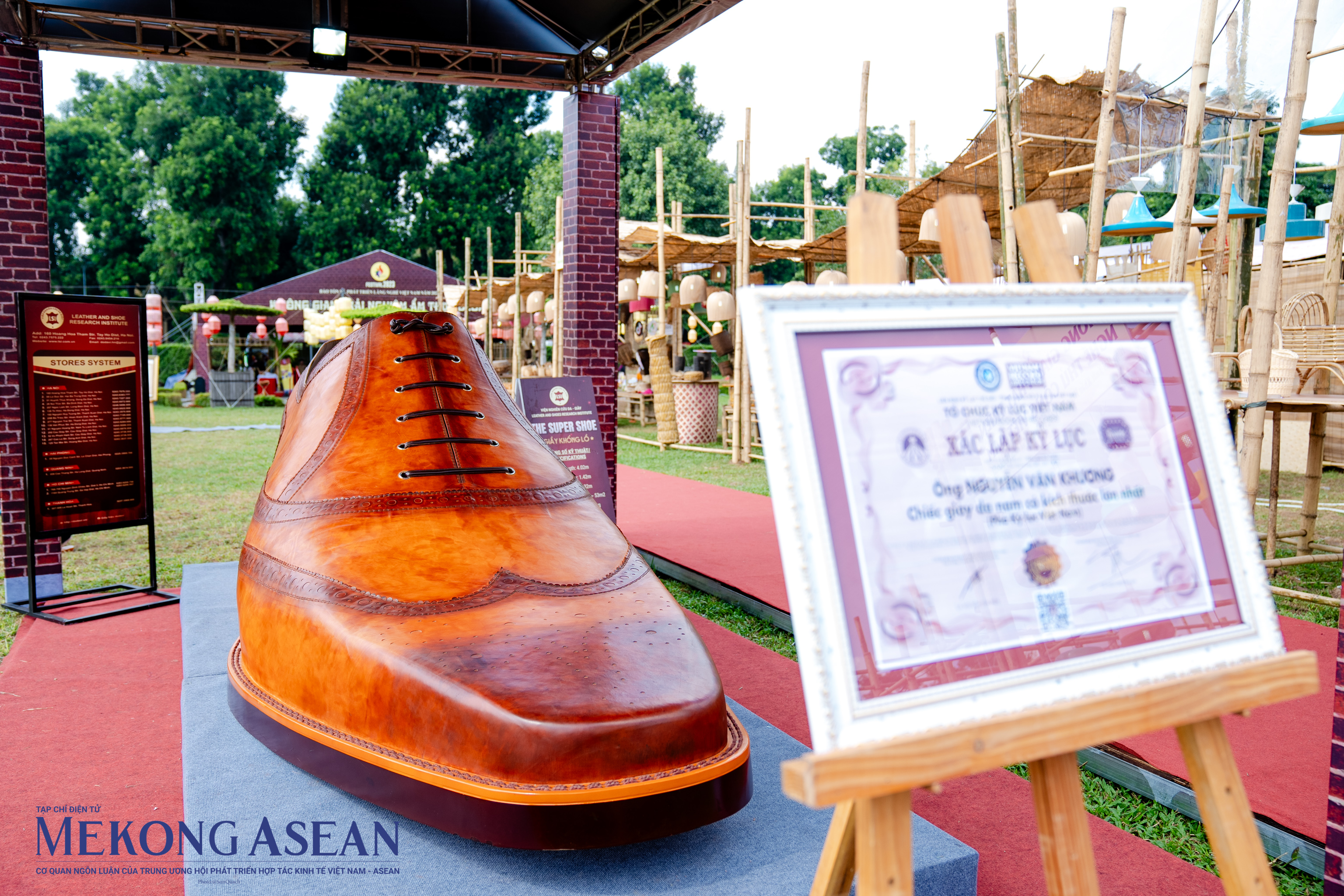 Chiêm ngưỡng chiếc giày da vừa xác lập kỷ lục lớn nhất Việt Nam 