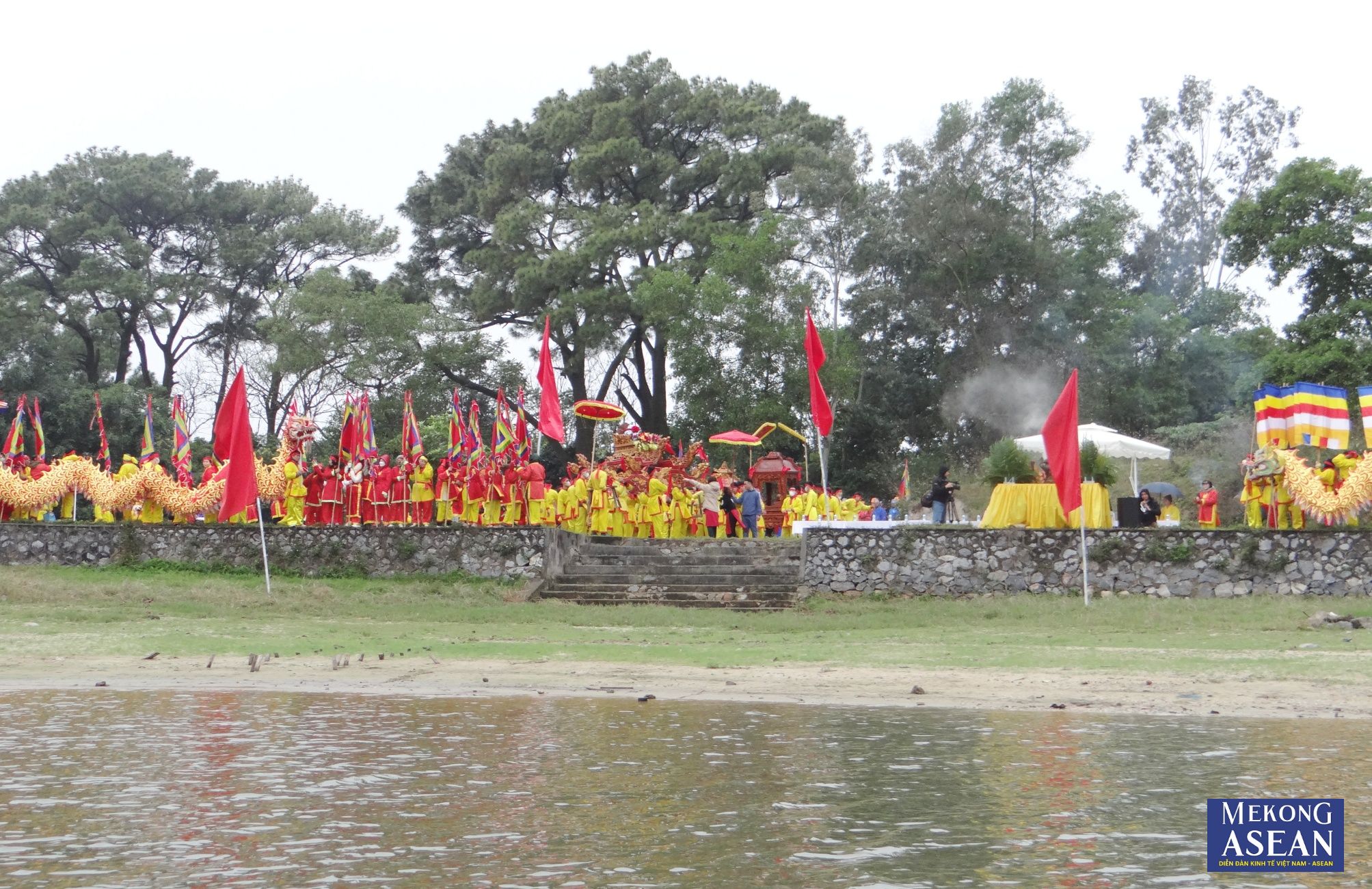 Hơn 2000 người tham gia lễ rước nước chùa Côn Sơn ở Hải Dương