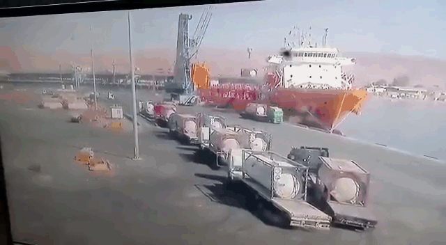 Hình ảnh cắt từ video vụ nổ tại cảng Aqaba, Jordan, ngày 27/6. 