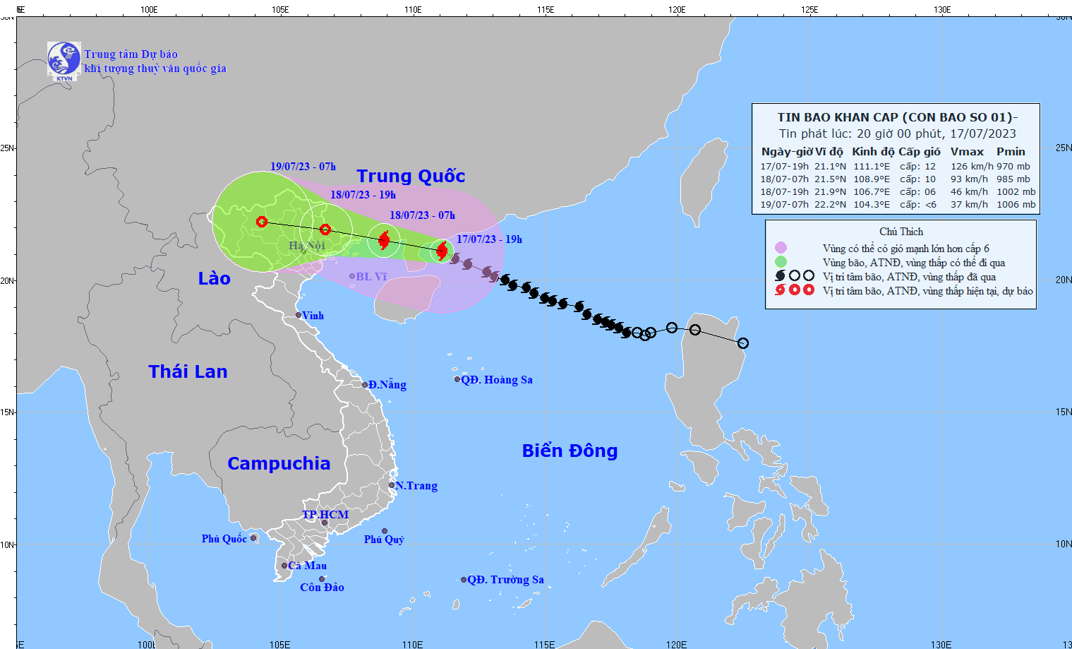 Hồi 19h ngày 17/7, vị trí tâm bão ở cách Móng Cái (Quảng Ninh) khoảng 330km về phía đông đông nam. Sức gió mạnh nhất vùng gần tâm bão mạnh cấp 12, giật cấp 15. Ảnh: NCHMF