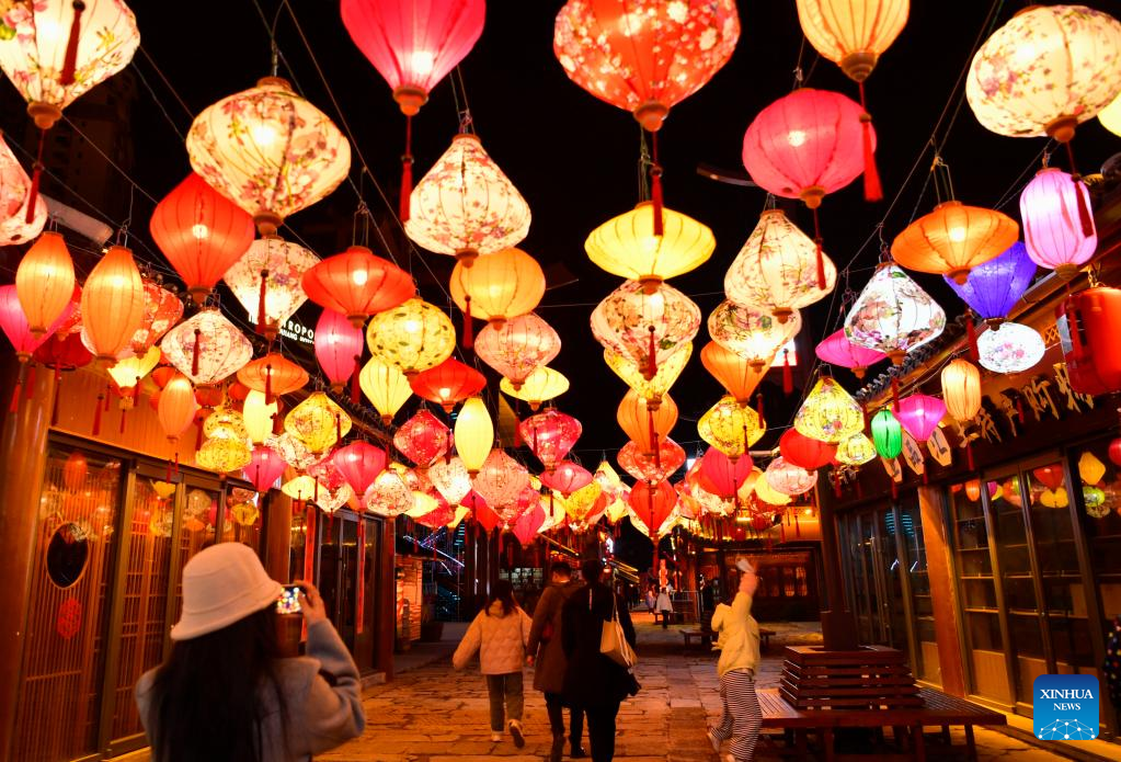 Mọi người thăm những con phố treo đèn lồng ở tỉnh Hồ Bắc, miền trung Trung Quốc. Ảnh: Xinhua