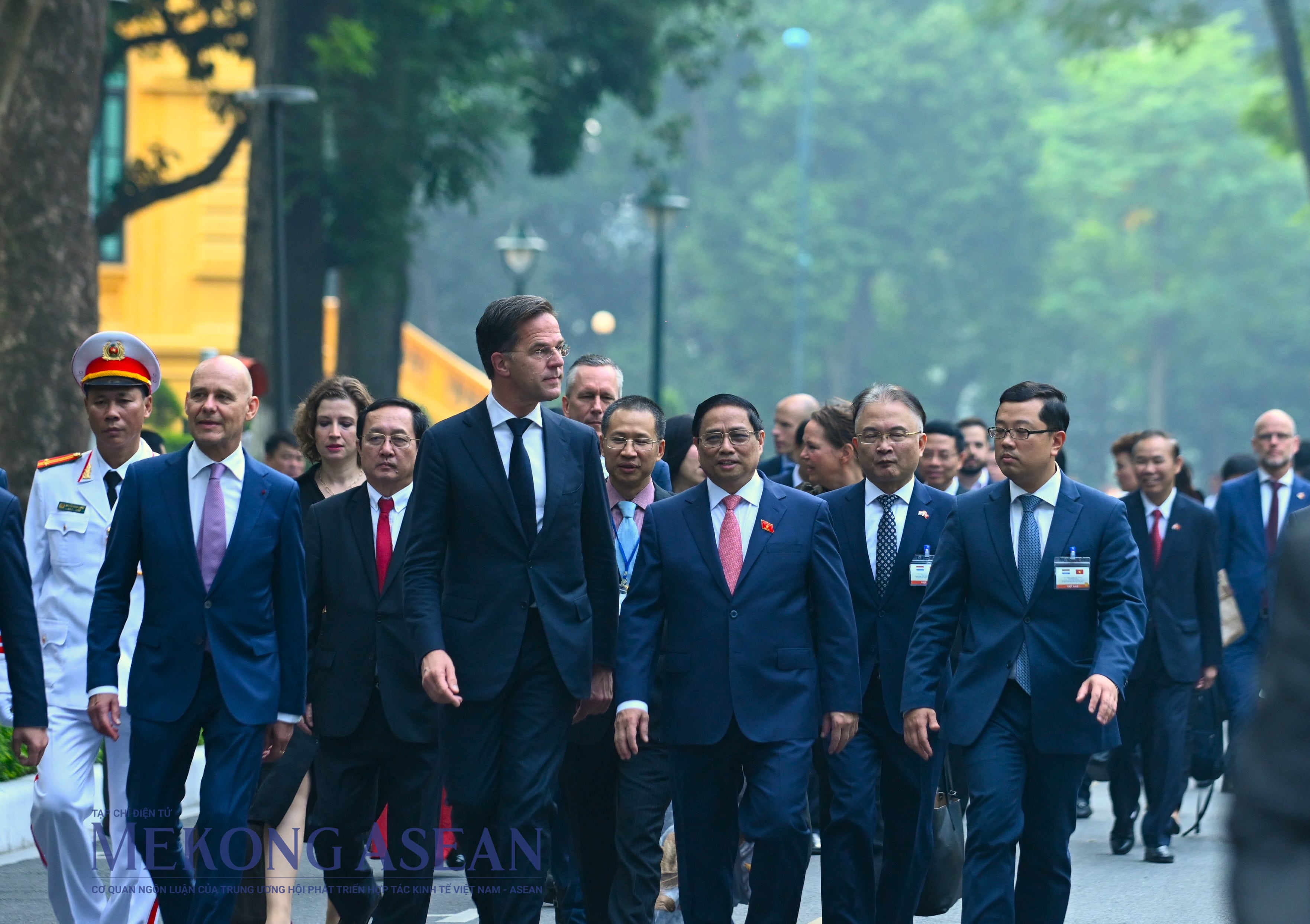 Thủ tướng Hà Lan Mark Rutte và Thủ tướng Phạm Minh Chính tại lễ đón chính thức. Ảnh: Đỗ Thảo