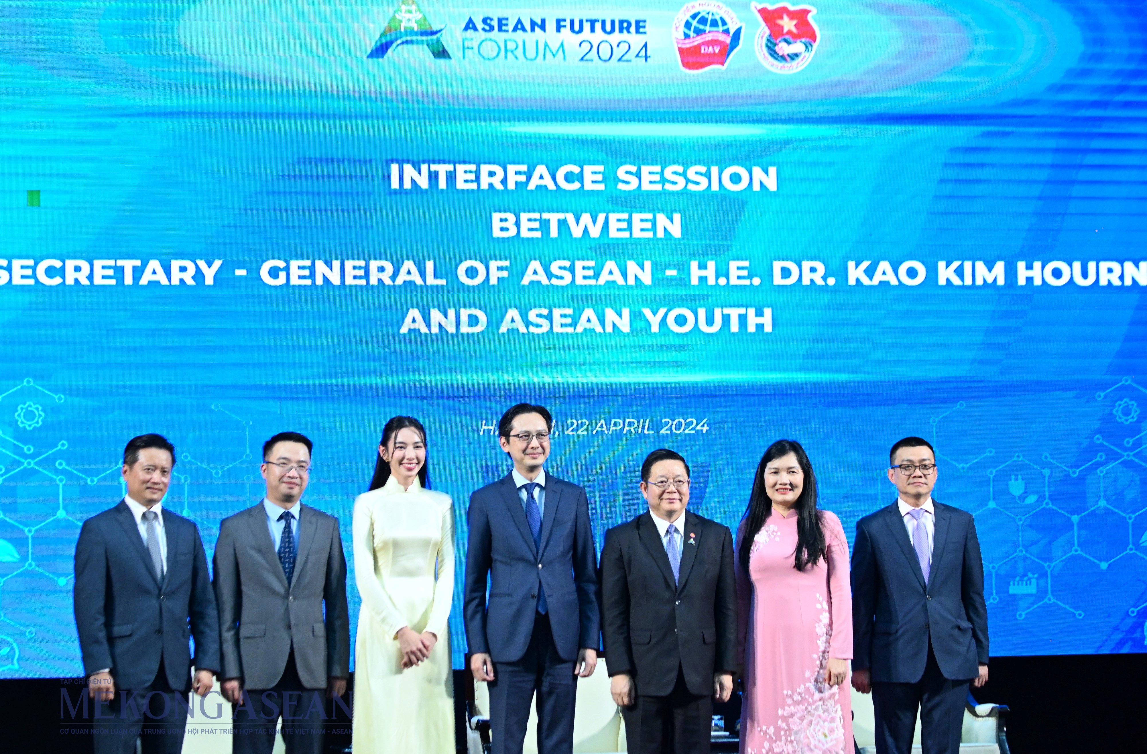 Tổng thư ký Kao Kim Hourn cùng đại diện Bộ Ngoại giao, Trung ương Đoàn TNCS Hồ Chí Minh và thanh niên tại Đối thoại. Ảnh: Đỗ Thảo - Mekong ASEAN