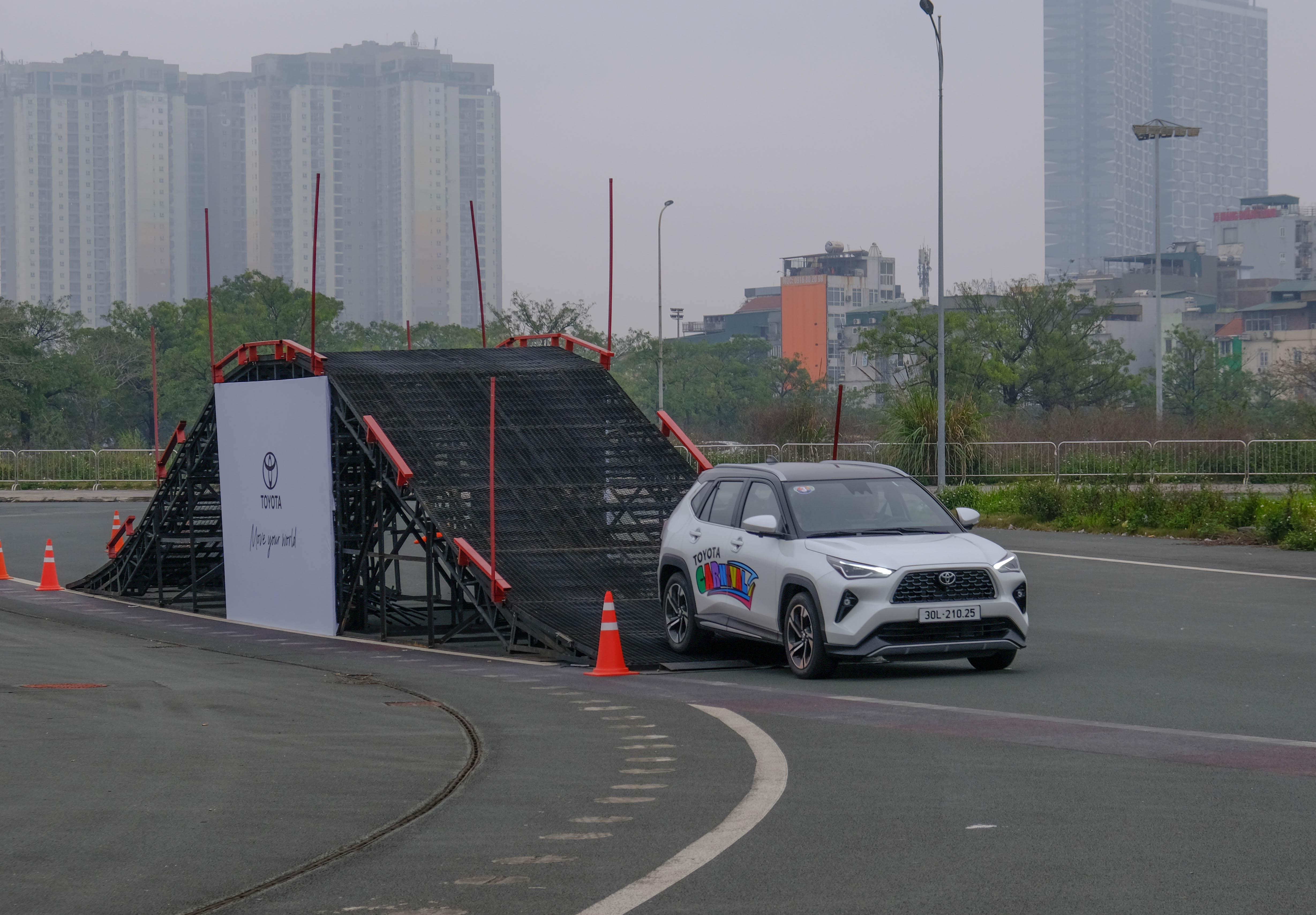 Hà Nội: Cơ hội lái thử ô tô trên đường đua F1 Mỹ Đình