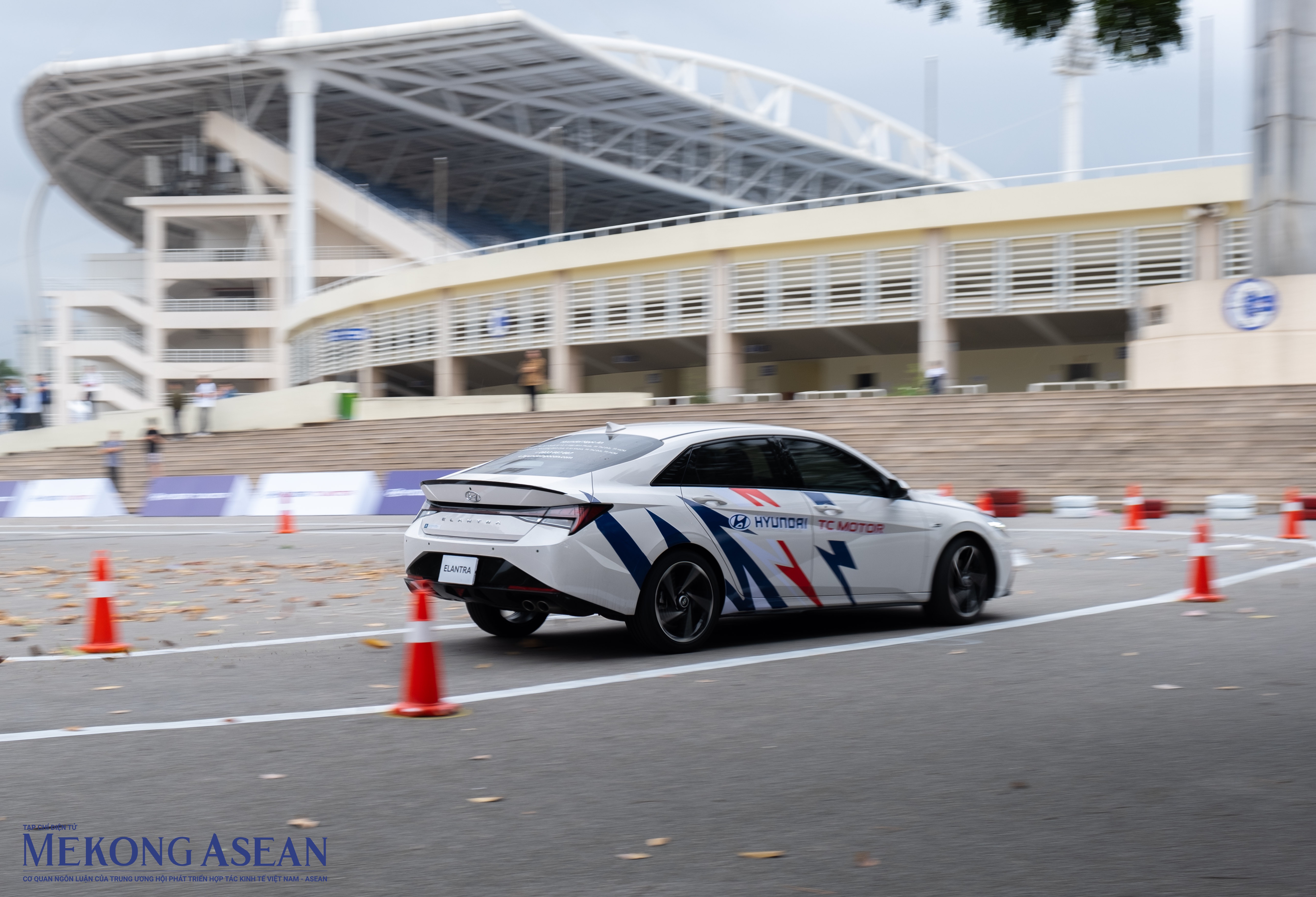 Dàn xe thể thao Hyundai Elantra đua tốc độ tại sân Mỹ Đình 