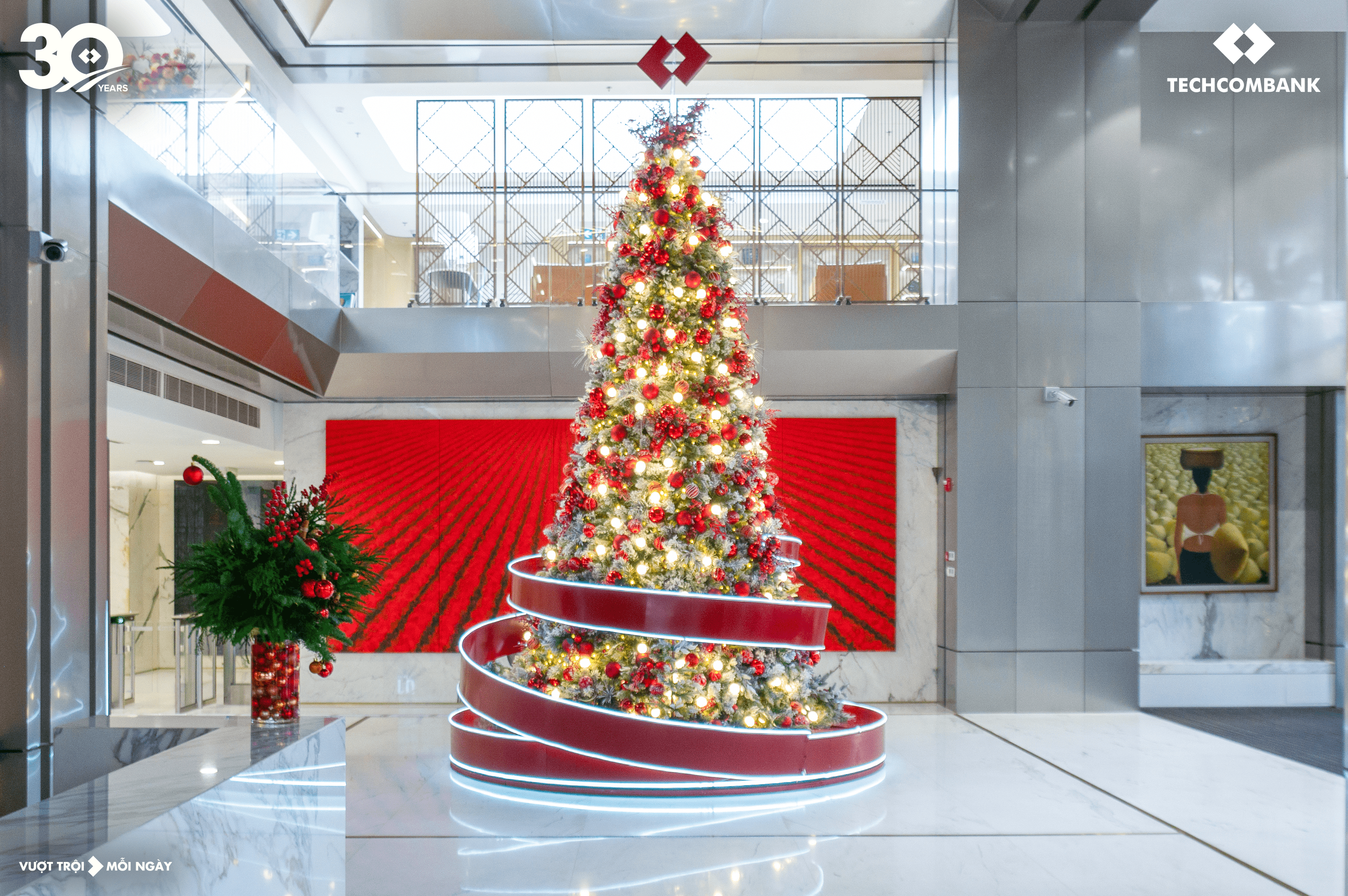 Những trang trí ấn tượng, tinh tế thay lời cầu chúc mừng một năm trọn vẹn, mùa Giáng sinh an lành trước thềm năm mới được cộng đồng yêu thích tại hai tòa nhà Hội sở Techcombank tại Hà Nội và TP HCM.