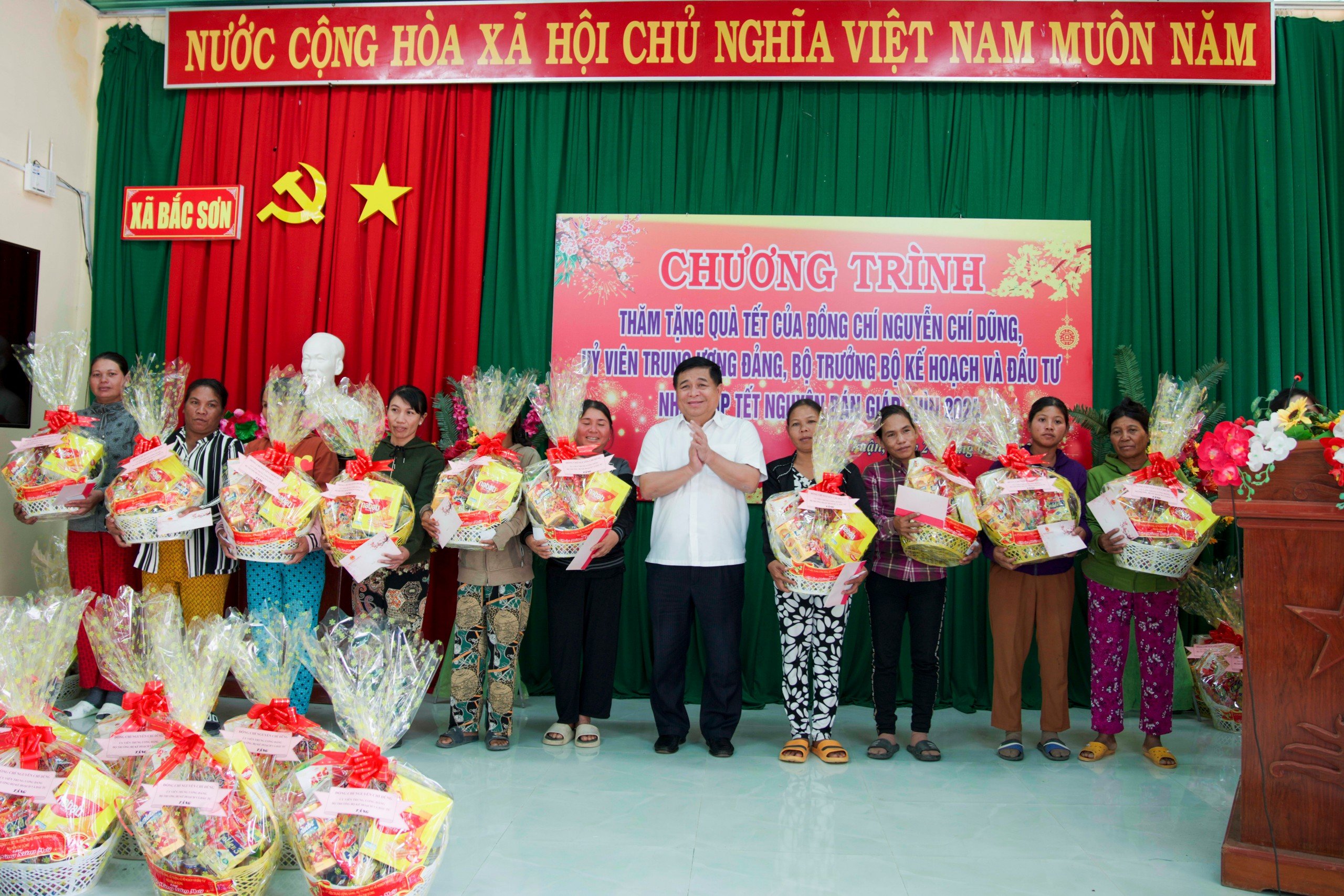 Bộ trưởng Nguyễn Chí Dũng thăm, tặng quà Tết tại tỉnh Ninh Thuận. Ảnh: MPI