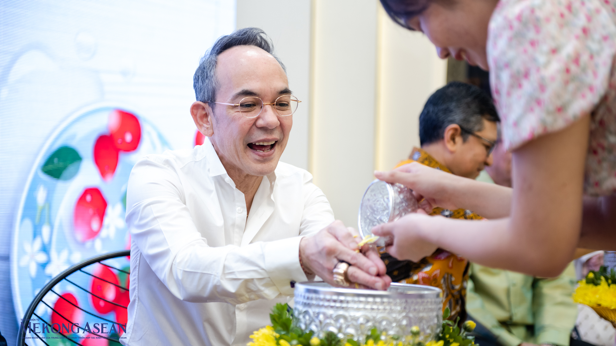 Ngài Nikorndej Balankura, Đại sứ Thái Lan tại Việt Nam, tham gia hoạt động rưới nước thơm lên tay cùng sinh viên một số trường đại học.