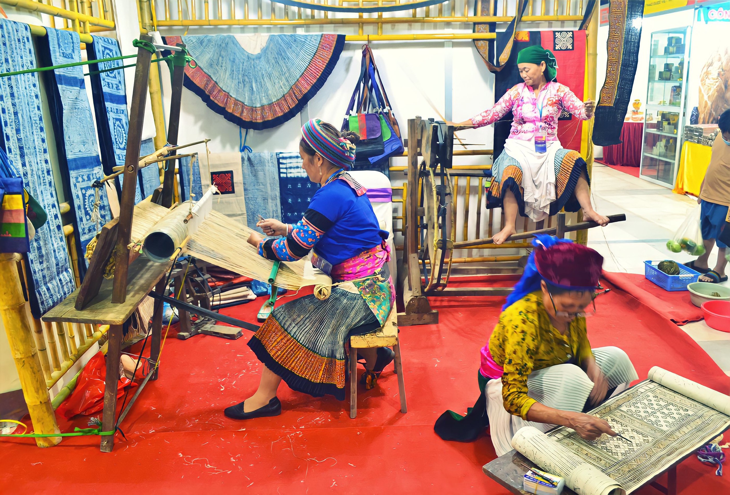 Trình diễn nghề dệt thổ cẩm tại Hội chợ làng nghề 2022. Ảnh: Phương Thảo.