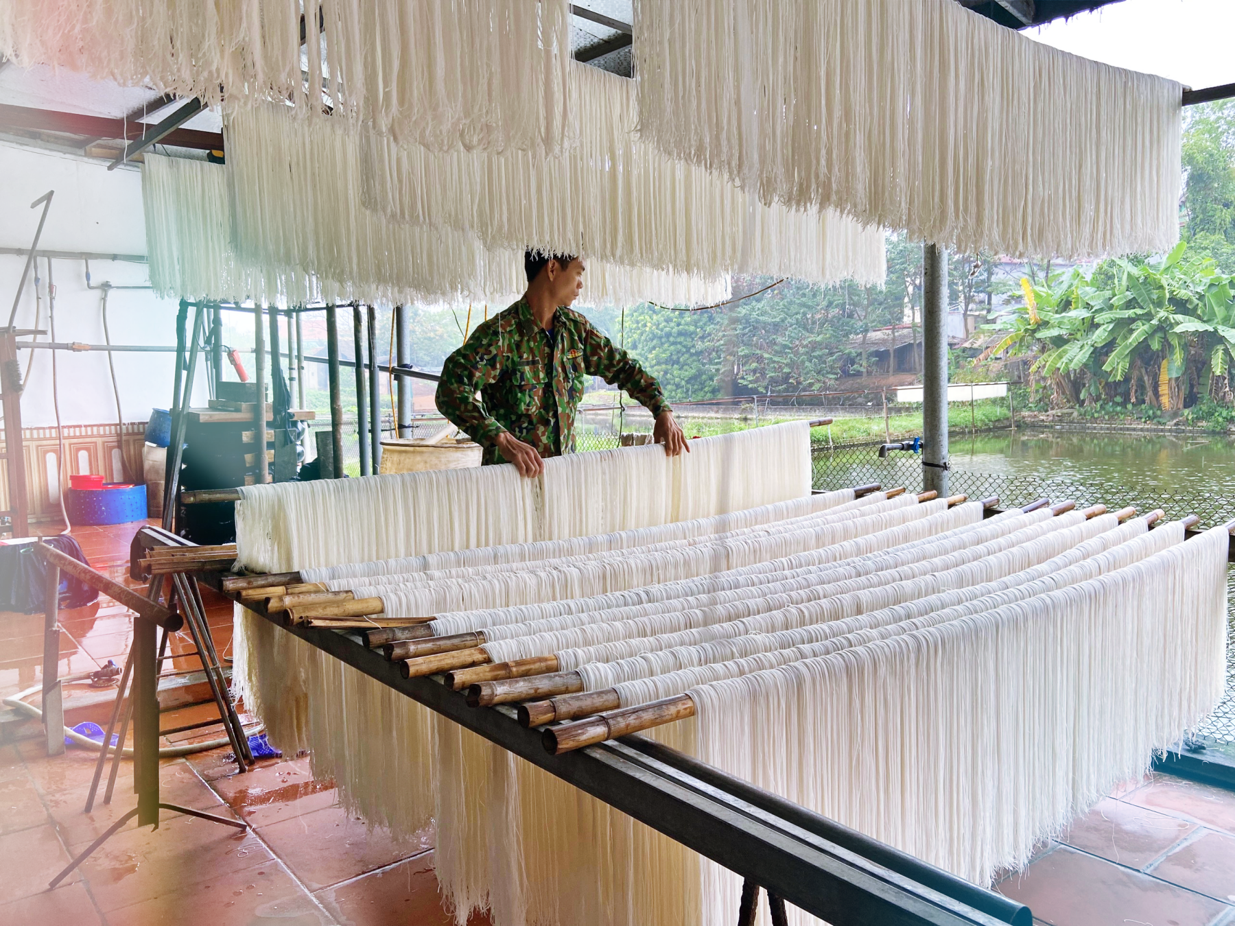 Phú Thọ: Câu chuyện 'ông nông dân khùng' giữ nghề làm mì gạo ở ngôi làng cổ