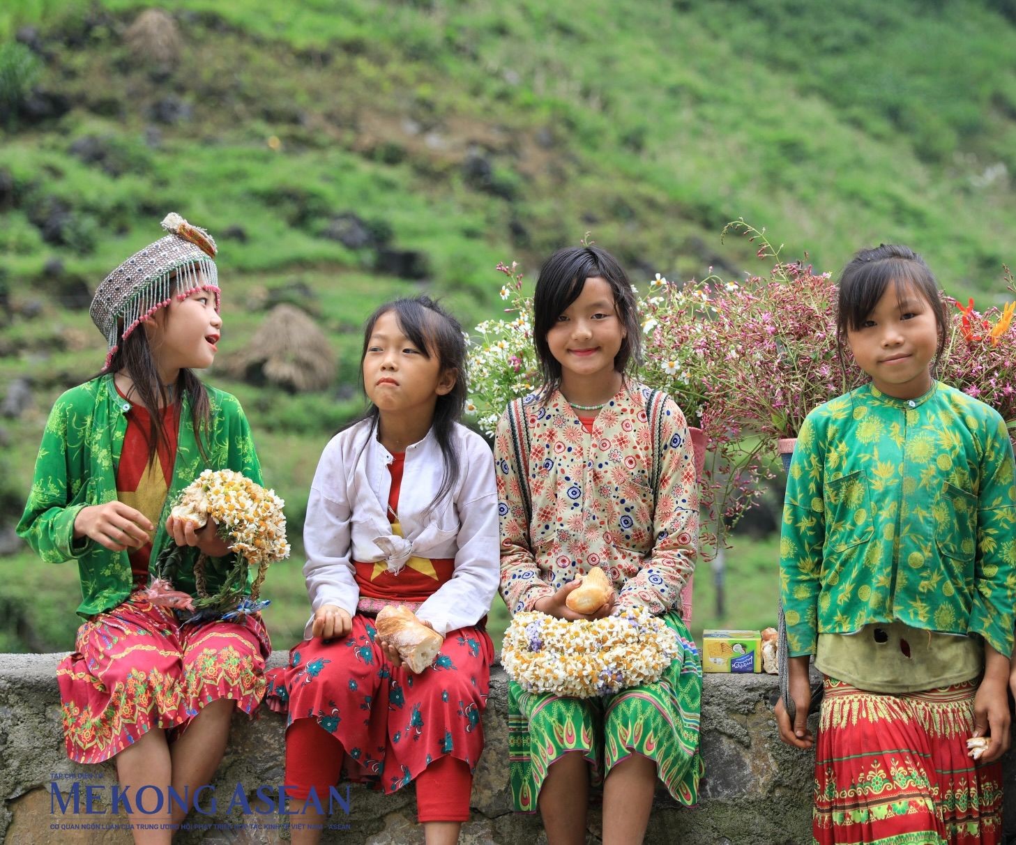 Những đứa trẻ gùi hoa lên dốc núi tại Cao nguyên đá Đồng Văn, một vùng đặc sản du lịch của Hà Giang. Ảnh: Mekong ASEAN ảnh 2