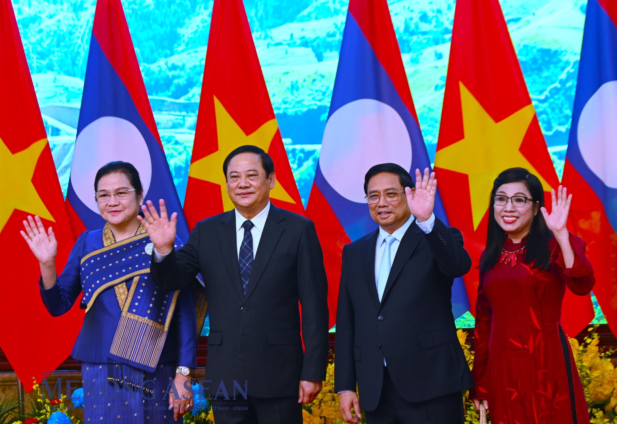 Thủ tướng Phạm Minh Chính và Phu nhân Lê Thị Bích Trân cùng Thủ tướng Lào Sonexay Siphandone và Phu nhân Vandara Siphandone chụp ảnh lưu niệm. Ảnh: Đỗ Thảo
