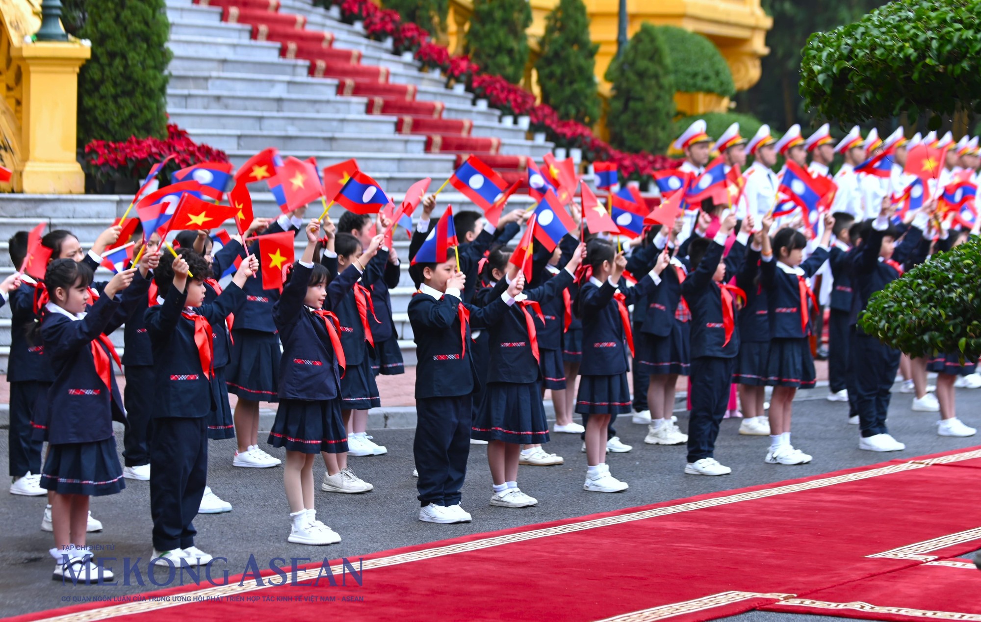 Thiếu nhi Hà Nội vẫy cờ Việt Nam - Lào tại lễ đón chính thức. Ảnh: Đỗ Thảo