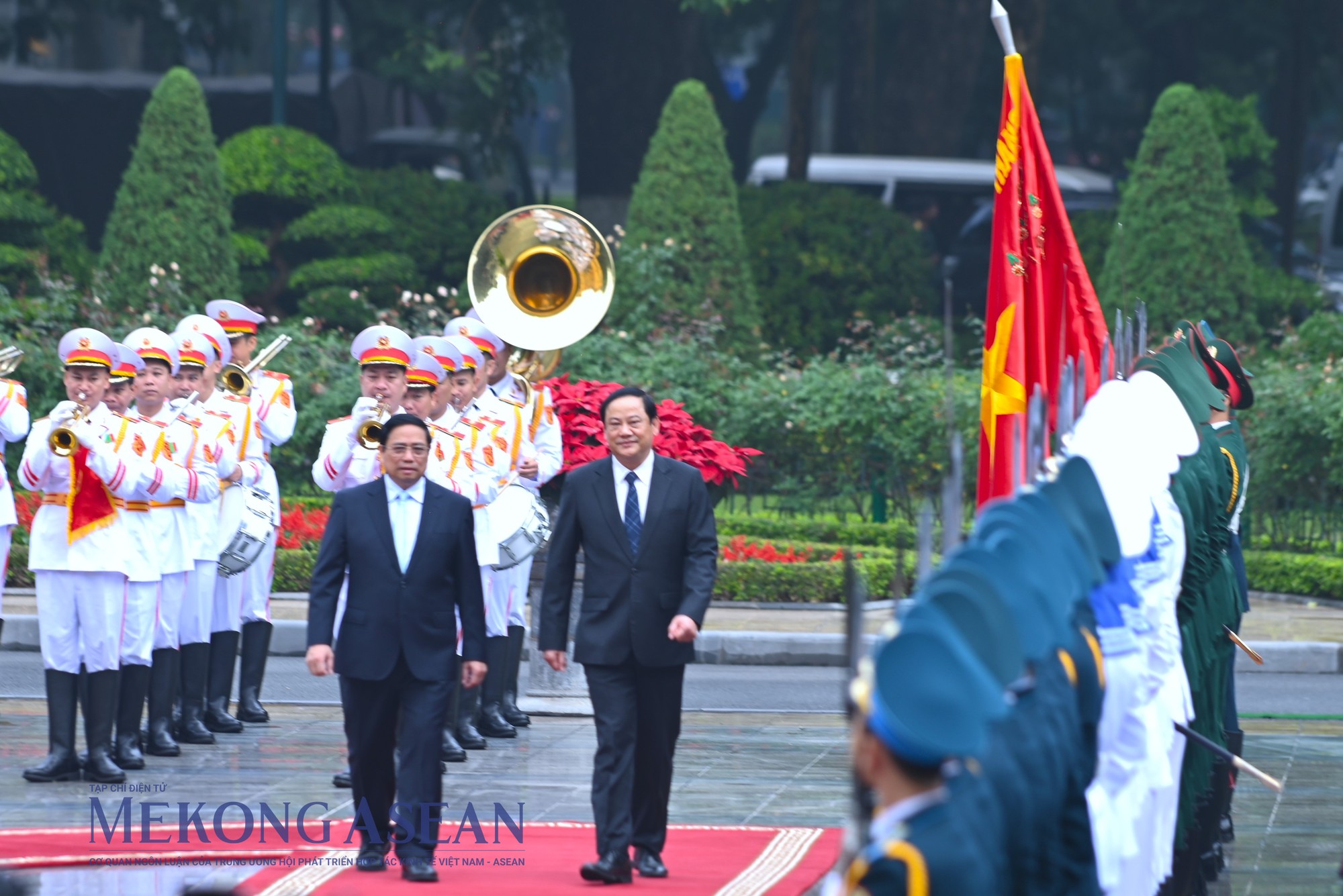 Thủ tướng Phạm Minh Chính và Thủ tướng Lào Sonexay Siphandone duyệt đội danh dự Quân đội Nhân dân Việt Nam. Ảnh: Đỗ Thảo