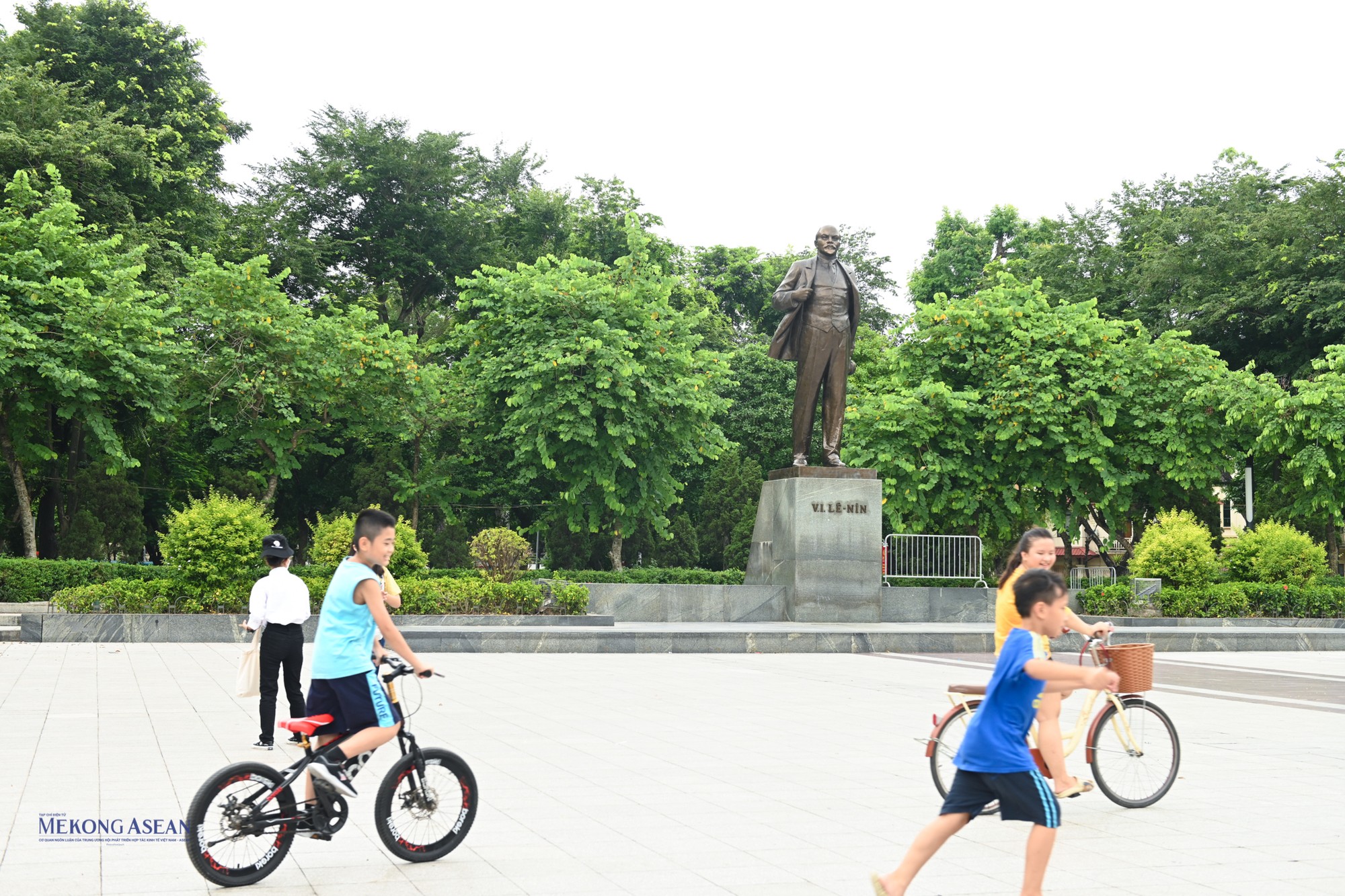 Bức tượng tái hiện hình ảnh Lênin tay trái cầm mũ, tay phải cầm vạt áo hướng mặt lên phía trước đón làn gió của sự tự do.