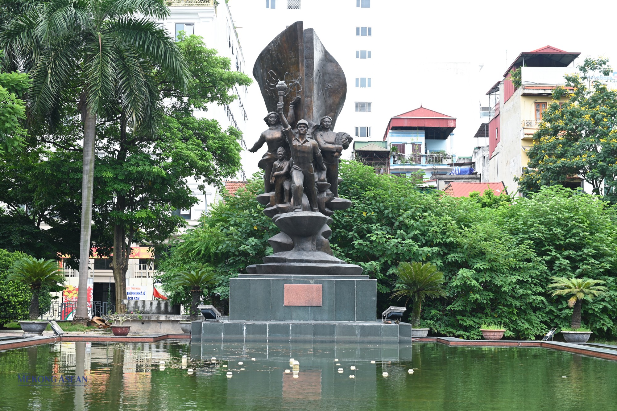 Tượng đài khánh thành vào ngày 1/2/2005 để kỷ niệm 75 năm ngày thành lập Đảng Cộng Sản Việt Nam, đặt tại Quảng trường Cung Văn hóa Hữu nghị Việt Xô.