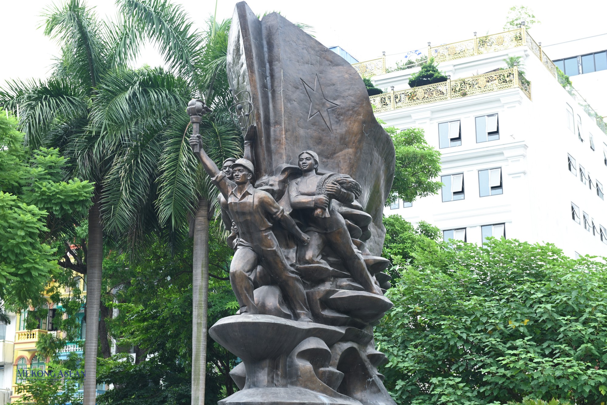  Ngắm các công trình tượng đài công cộng tại Hà Nội ảnh 13