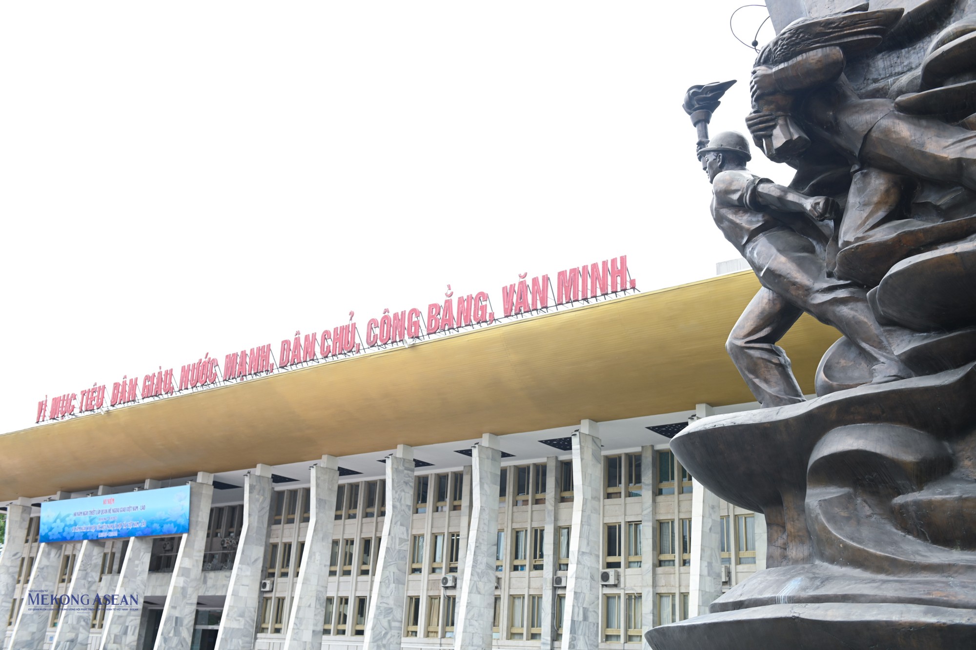 Việc xây dựng tượng đài Công nhân Việt Nam nhằm giáo dục truyền thống đấu tranh cách mạng, tính tiên phong của giai cấp công nhân Việt Nam trong sự nghiệp xây dựng và bảo vệ Tổ quốc.
