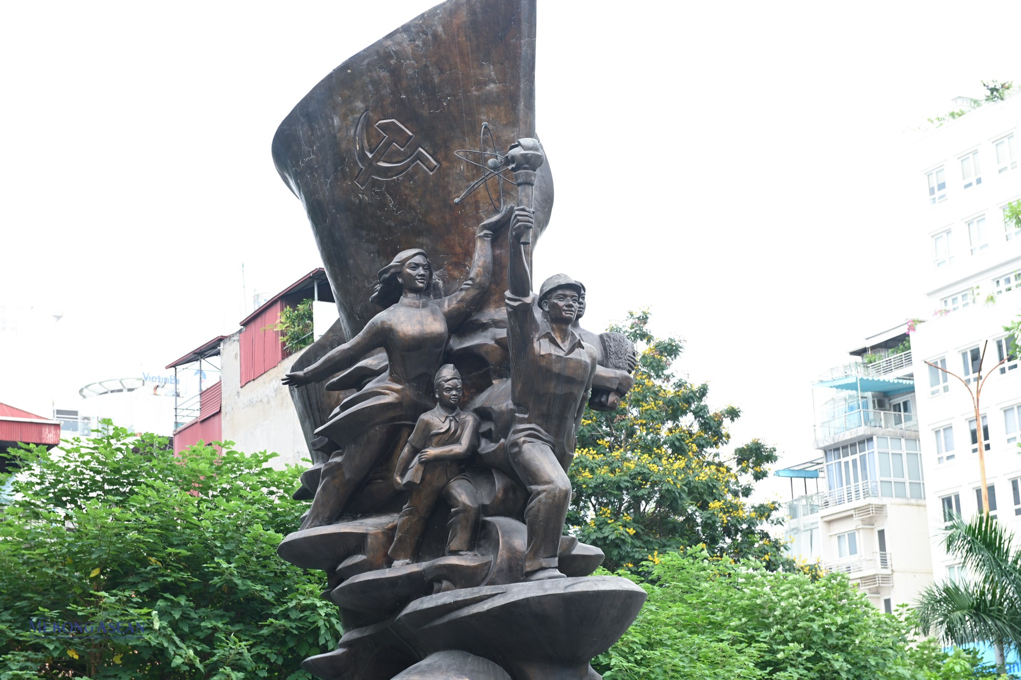  Ngắm các công trình tượng đài công cộng tại Hà Nội ảnh 14