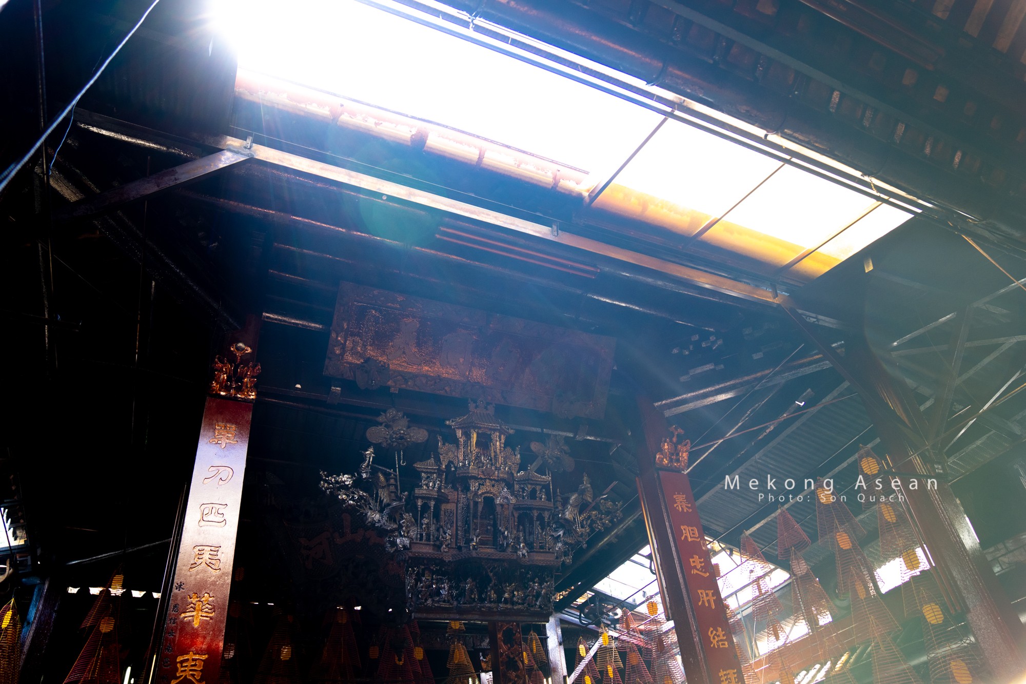 Đặc biệt, chùa ông còn có lễ đấu đèn được tổ chức 10 năm 1 lần với quan niệm ai sở hữu được chiếc đèn lồng sẽ gặp may mắn và thành đạt.