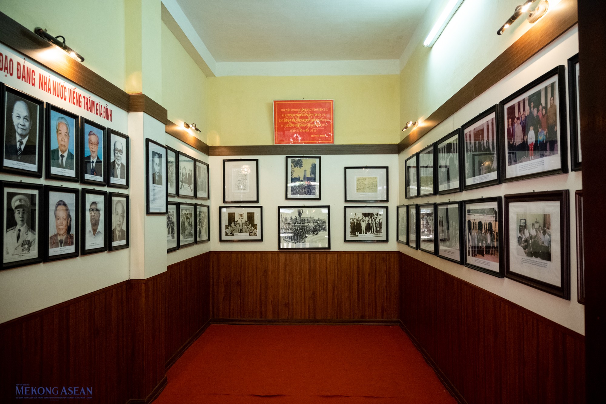 Gian cạnh bên trái ngôi nhà trưng bày các bức ảnh về các thế hệ lãnh đạo Việt Nam và những sự kiện lịch sử đất nước.