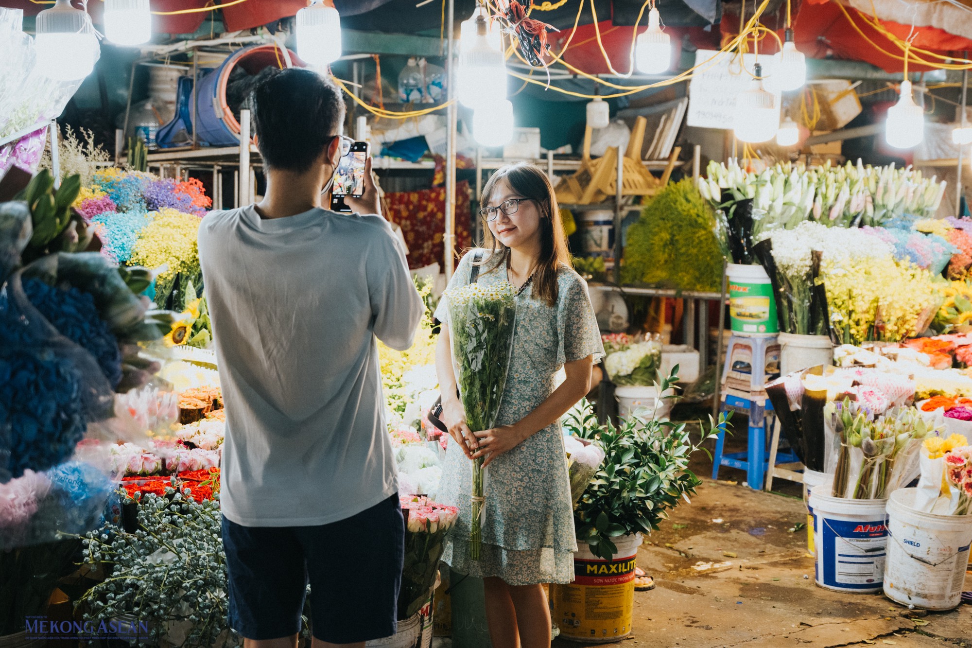 Đa phần du khách ở trong khu chợ là những người trẻ hoặc những cặp đôi bị thu hút bởi hương sắc của bạt ngàn những bông hoa.