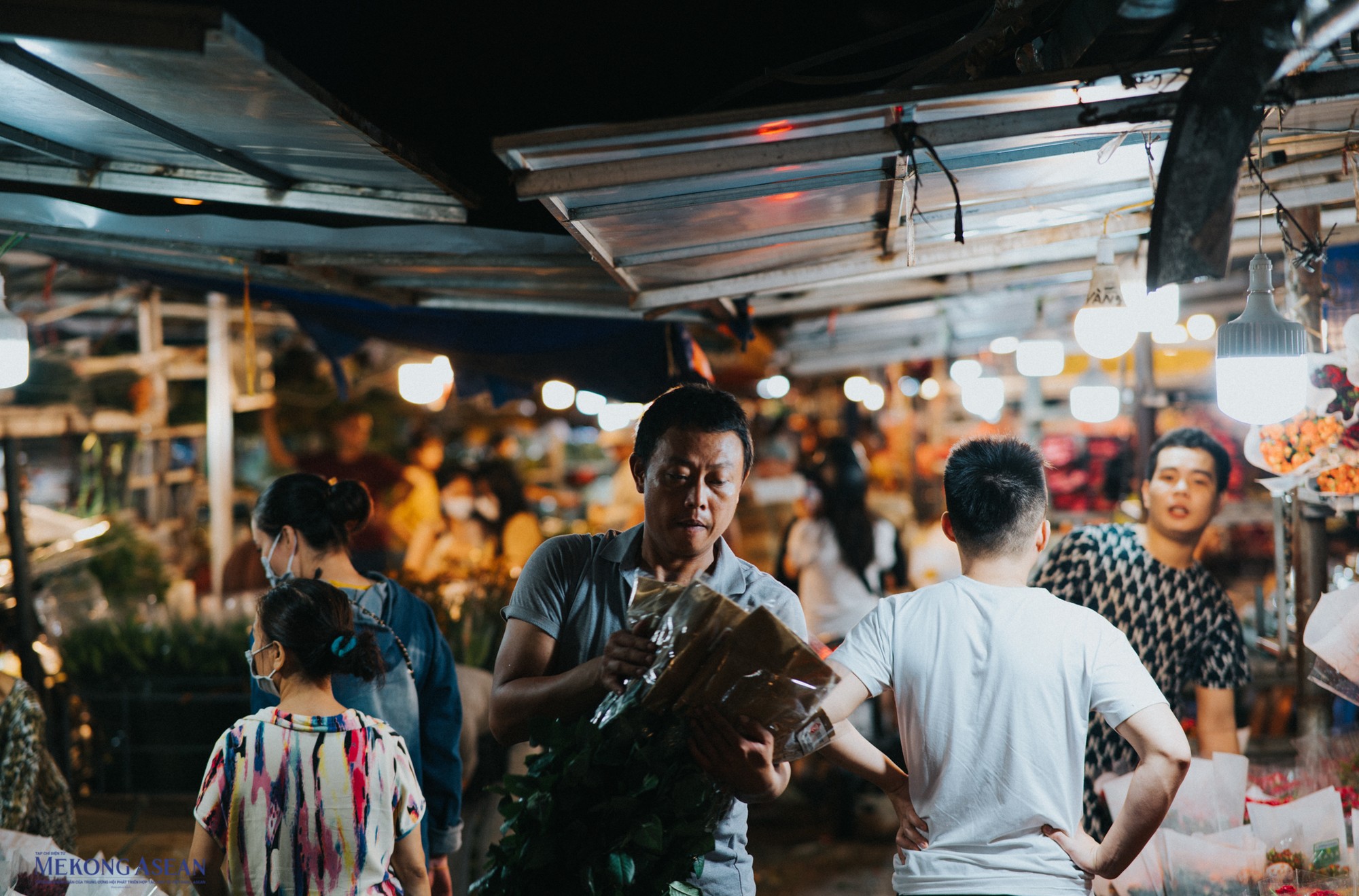 Phía trong chợ có những gian hàng vẫn dùng mái tôn tạo nên những góc ảnh hoài cổ, khiến chợ hoa Quảng An đang nổi tiếng với những người đam mê chụp ảnh.