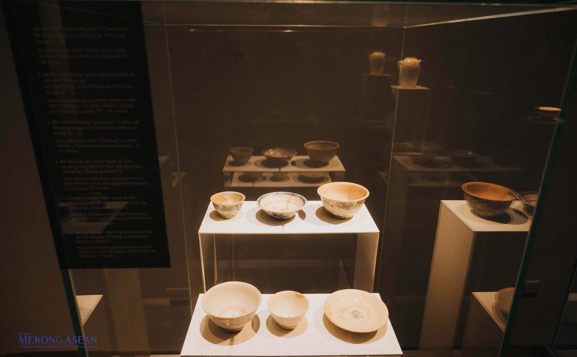 Nhiều đồ dùng chế tác riêng cho nhà vua thời Lê Sơ như đĩa lớn, đĩa nhỏ, bát gốm... với thành ngoài vẽ văn cánh sen, thành ngoài và trong lòng vẽ rồng, biểu tượng dành riêng cho các vị hoàng đế.