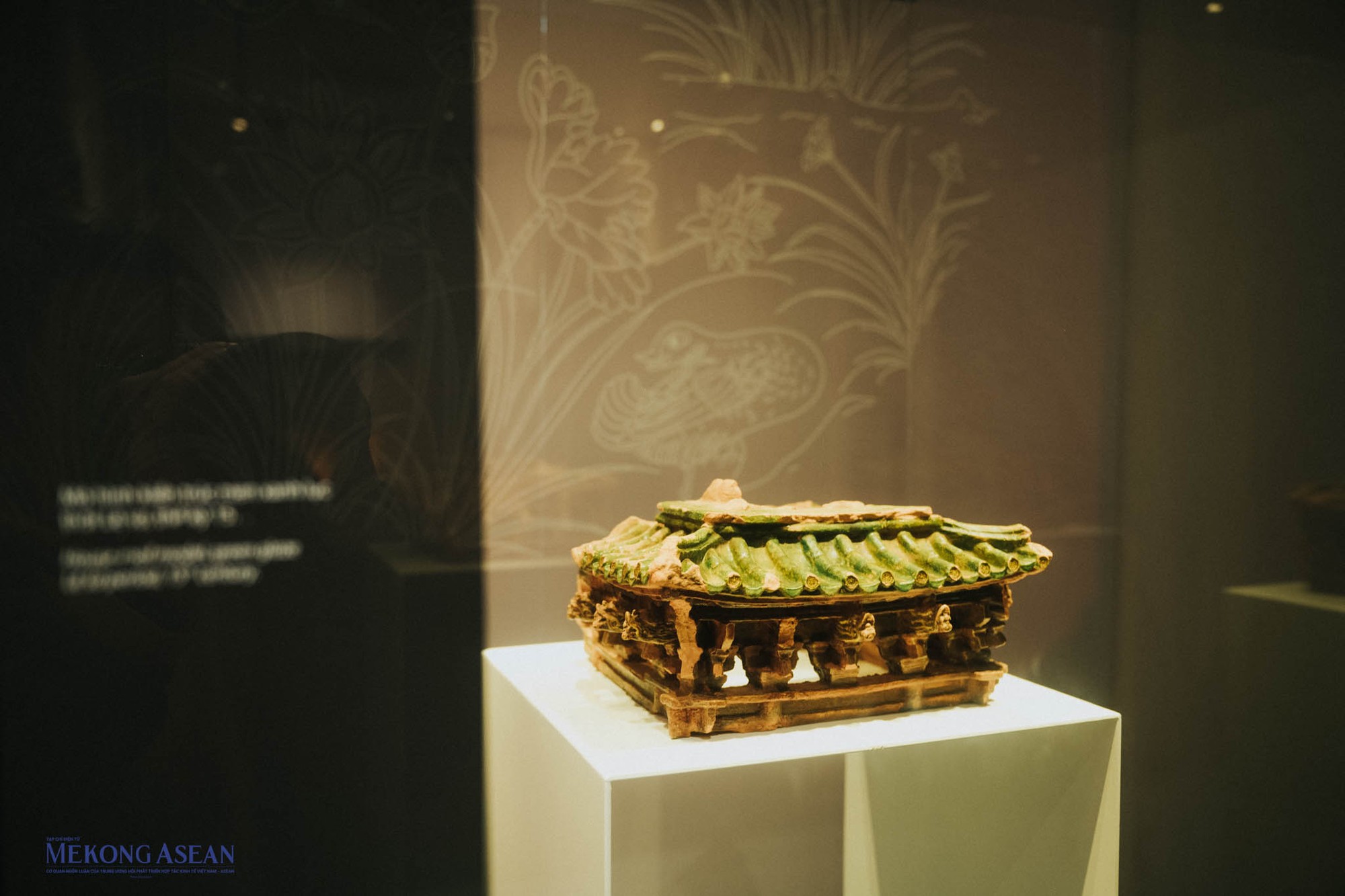 Ngoài một số sản phẩm dành riêng cho nhà vua, các mô hình, vật dùng tiêu biểu cho từng thời kỳ cũng góp mặt tại triển lãm như mô hình miêu tả kiến trúc nhà thời kỳ Lê Sơ thế kỷ 15.