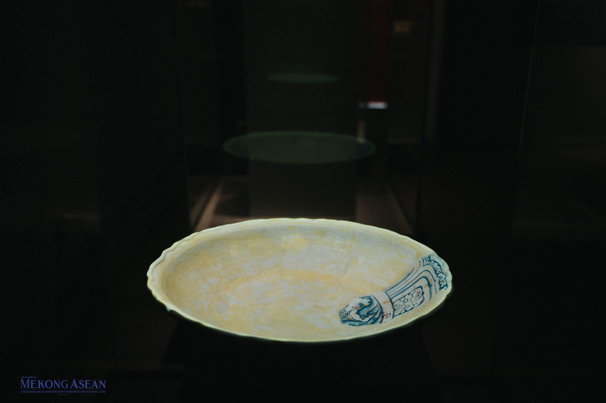 Đĩa gốm vẽ nhiều màu thuộc đồ dùng của nhà vua thời Lê Sơ thế kỷ 15. Dưới sự trợ giúp của công nghệ trình chiếu 3D mapping, những hoa văn, họa tiết bị mất được tái tạo trực quan.