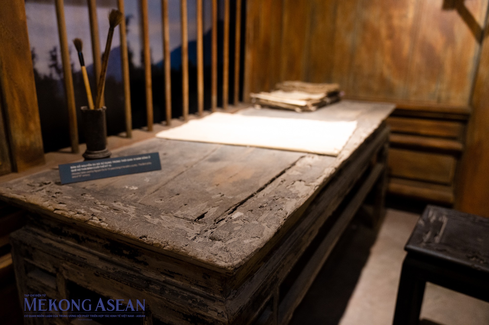 Những hiện vật quý báu của những nhà văn, nhà thơ cũng được trưng bày và bảo quản hết sức tỉ mỉ. Đây là chiếc bàn gỗ đại thi hào Nguyễn Du đã sử dụng trong thời gian 10 năm sống ở quê vợ Thái Bình cuối thế kỷ 18.