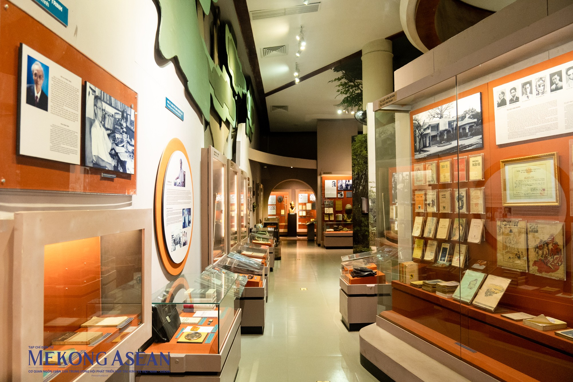 Tầng 3 của bảo tàng là nơi trưng bày về các nhà văn được Giải thưởng Nhà nước về văn học - nghệ thuật thời kỳ chống thực dân Pháp, văn học khu V, Nam Trung Bộ, các nhà văn sáng tác ở miền bắc, miền nam. Đây cũng là nơi đặt bức tượng của đại thi hào Rabindranath Tagore (1861-1941), đại diện tiêu biểu của văn hóa Ấn Độ, được tôn vinh là một trong “Tam vị nhất thể” của Ấn Độ hiện đại, cùng với Mahatma Gandhi và Jawarharlal Nehru.